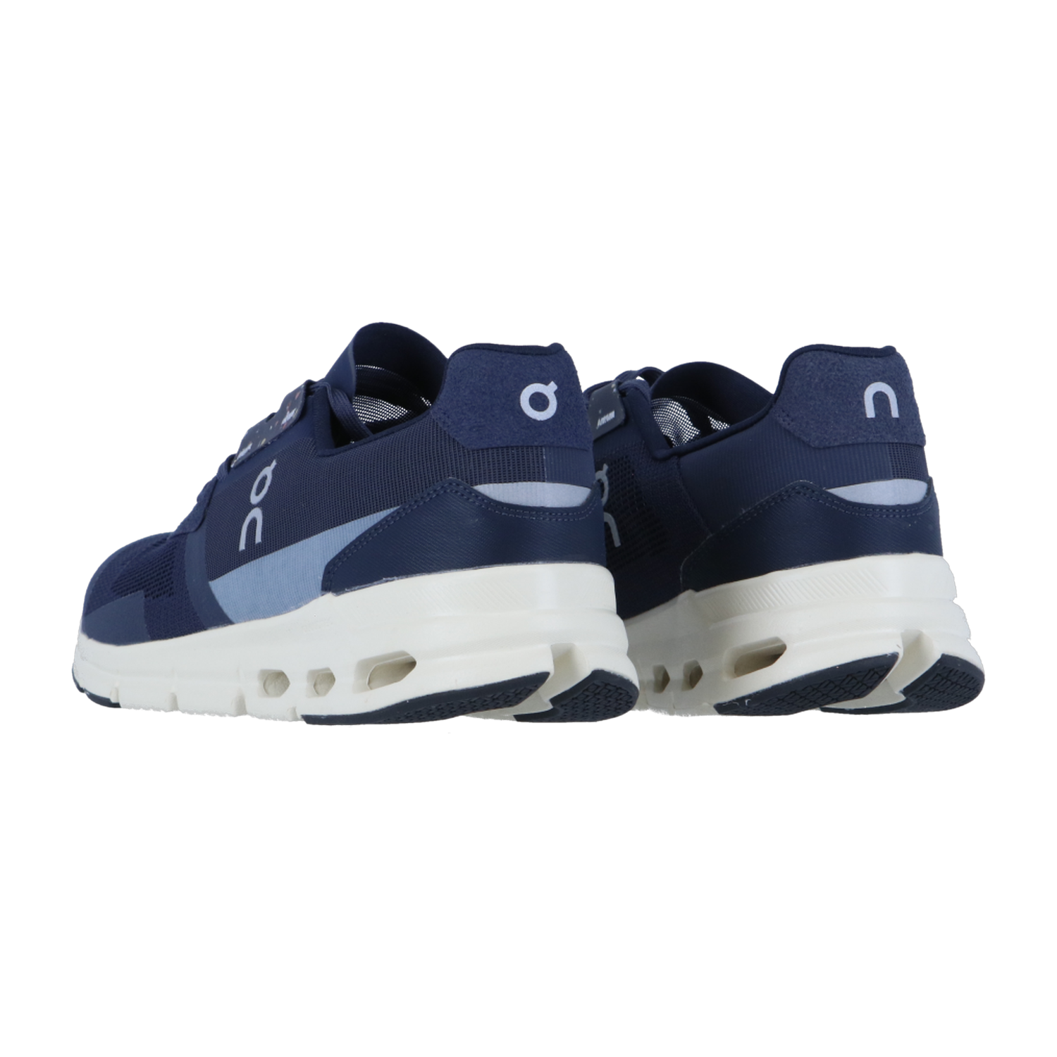 Ein Paar marineblaue On CLOUDRIFT-Sneaker mit weißer Sohle, von hinten und von der Seite gezeigt, mit dem On-Logo an der Ferse und an der Seite und ausgestattet mit CloudTec-Dämpfung für höchsten Komfort.
