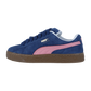 Der Puma Suede XL hat eine Persian Blue-Gum Farbgebung mit einem rosa Streifen, weißem Logo, dunkelblauen Schnürsenkeln und einer braunen Sohle, dargestellt im Seitenprofil auf weißem Hintergrund.