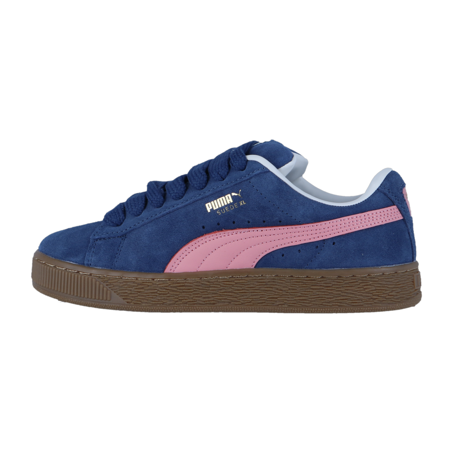 Der Puma Suede XL hat eine Persian Blue-Gum Farbgebung mit einem rosa Streifen, weißem Logo, dunkelblauen Schnürsenkeln und einer braunen Sohle, dargestellt im Seitenprofil auf weißem Hintergrund.