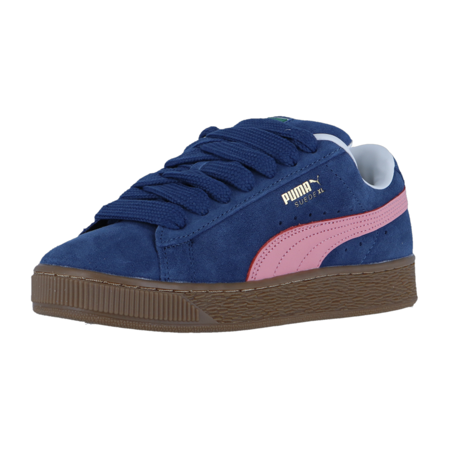 Der Puma Suede XL ist ein Retro-Sneaker in Persian Blue-Gum mit marineblauem Wildleder, rosa Streifen, goldenem Branding, marineblauen Schnürsenkeln und brauner Sohle, die schräg auf einem weißen Hintergrund abgebildet ist.