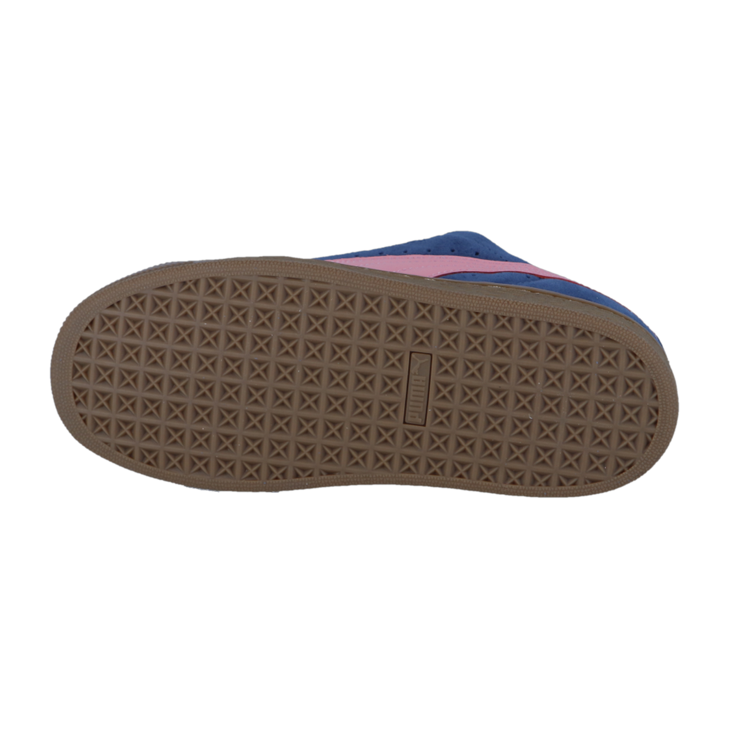 Das Bild zeigt die braune Gummisohle eines Puma Suede XL Sneakers, die ein waffelartiges Muster aufweist. Das seitliche Obermaterial ist Persian Blue-Gum und rosa. Der Schuh ist mit der Sohle nach oben vor einem weißen Hintergrund abgebildet.