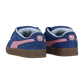 Die Puma Suede XL Sneakers in Persian Blue-Gum haben rosa Streifen, braune Gummisohlen und ein goldenes Puma Logo an der Ferse. Von hinten auf weißem Hintergrund zeigen sie einen unverwechselbaren Retro-Stil.