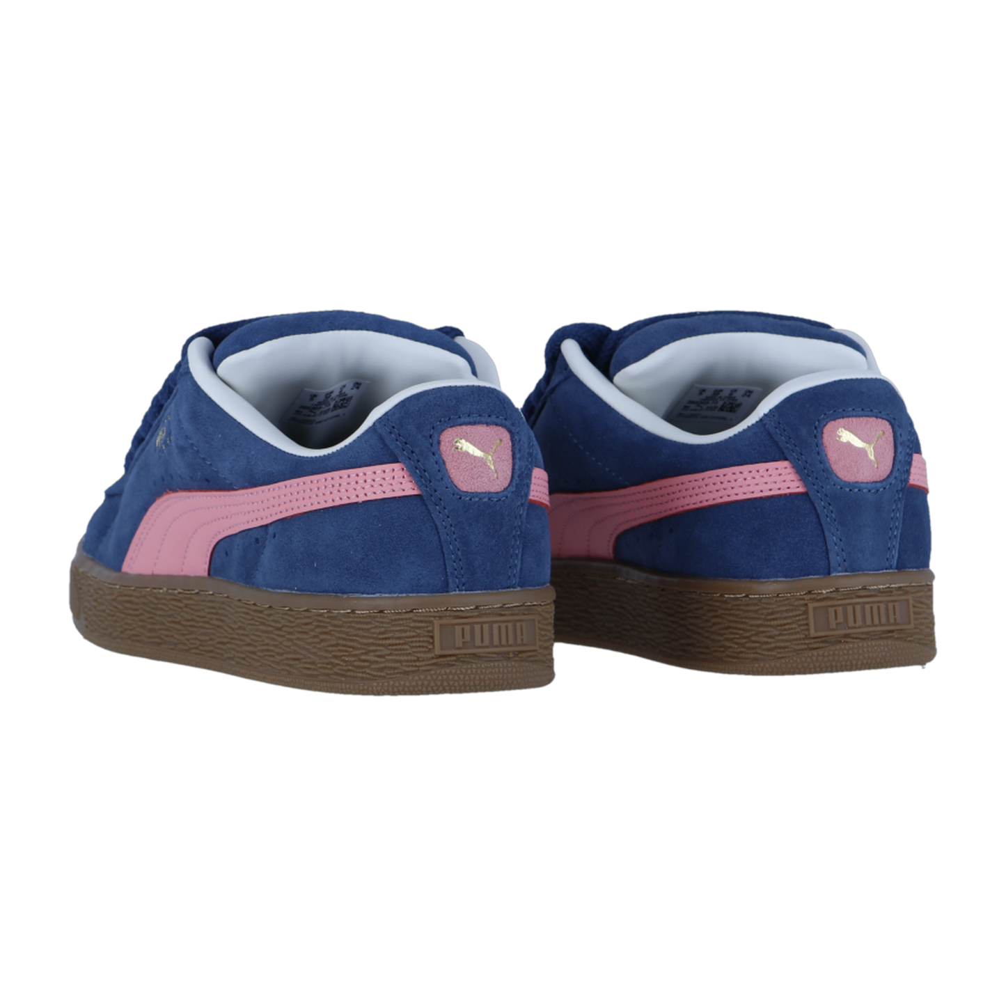 Die Puma Suede XL Sneakers in Persian Blue-Gum haben rosa Streifen, braune Gummisohlen und ein goldenes Puma Logo an der Ferse. Von hinten auf weißem Hintergrund zeigen sie einen unverwechselbaren Retro-Stil.