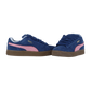 Ein Paar Puma Suede XL Sneakers in Persian Blue-Gum mit rosa Seitenstreifen, brauner Sohle und goldenem Puma-Branding wird auf einem schlichten weißen Hintergrund gezeigt.