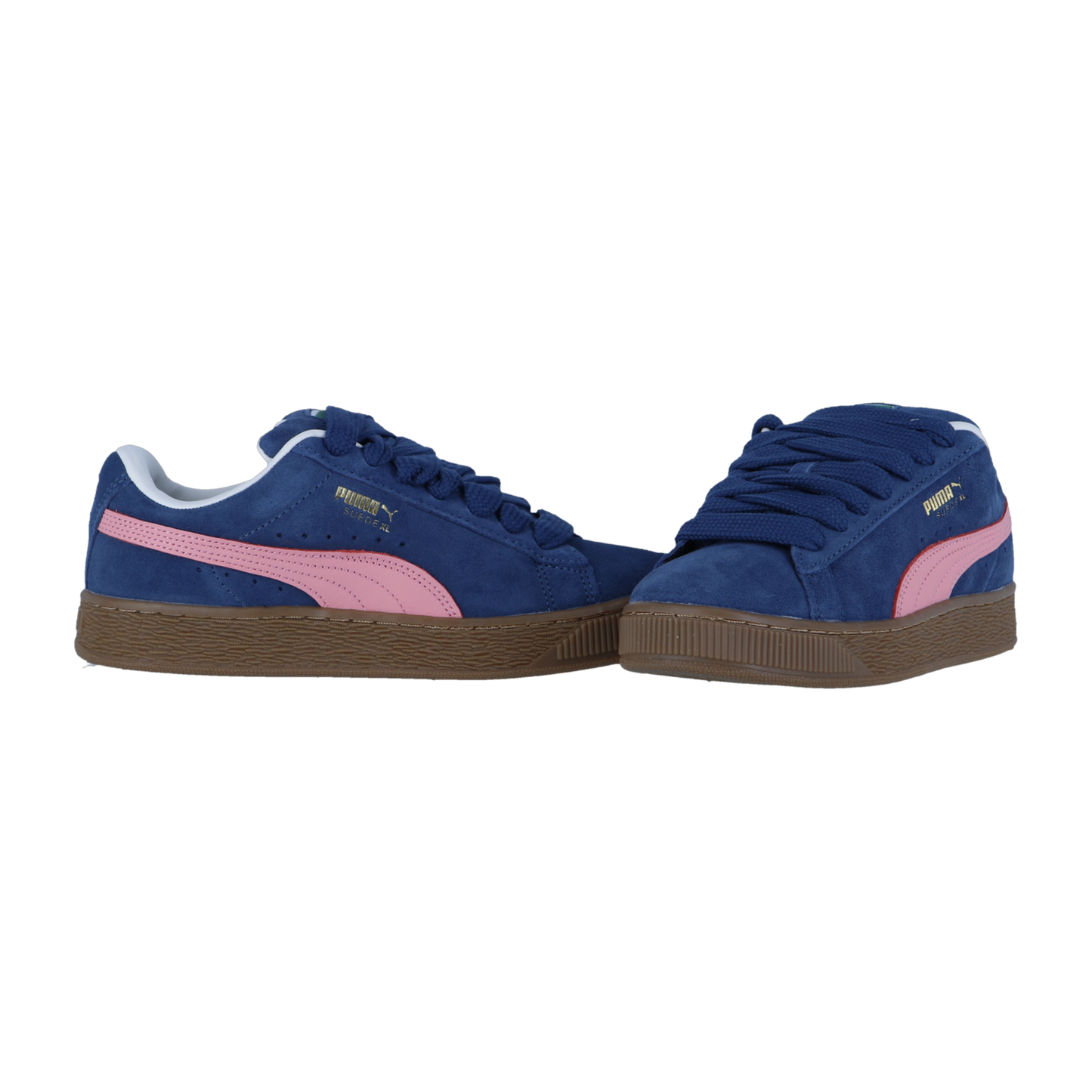Ein Paar Puma Suede XL Sneakers in Persian Blue-Gum mit rosa Seitenstreifen, brauner Sohle und goldenem Puma-Branding wird auf einem schlichten weißen Hintergrund gezeigt.