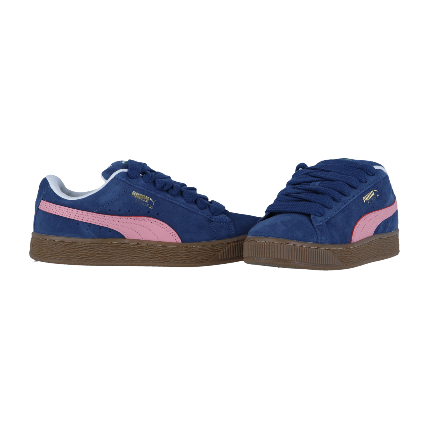 Ein Paar Puma Suede XL Sneakers in Persian Blue-Gum mit rosa Seitenstreifen, brauner Sohle und goldenem Puma-Branding wird auf einem schlichten weißen Hintergrund gezeigt.
