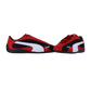 Ein Paar Puma Speedcat Plus Turnschuhe in den Farben Rot, Schwarz und Weiß sind auf einem weißen Hintergrund abgebildet; ein Schuh steht aufrecht, während der andere auf der Seite liegt.