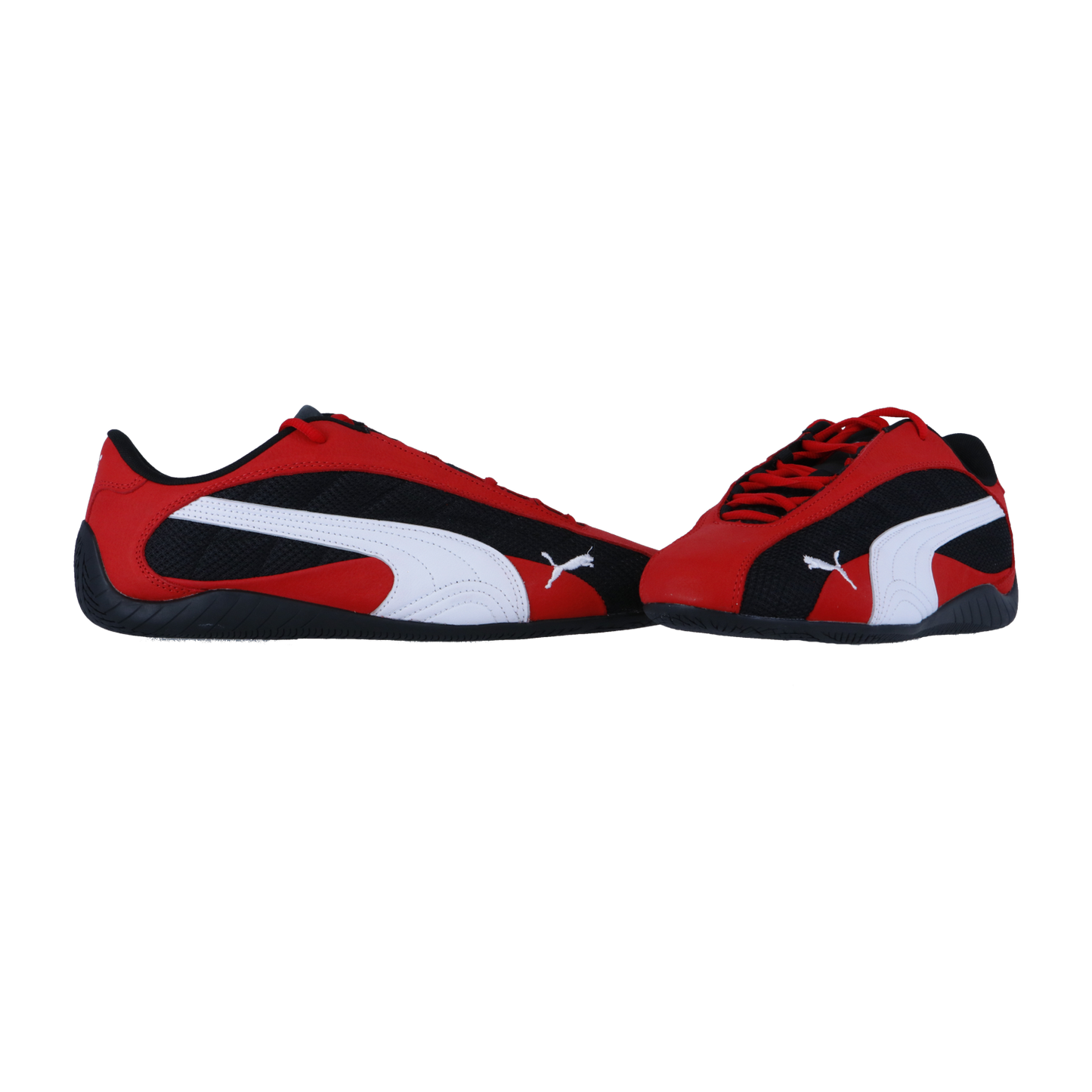 Ein Paar Puma Speedcat Plus Turnschuhe in den Farben Rot, Schwarz und Weiß sind auf einem weißen Hintergrund abgebildet; ein Schuh steht aufrecht, während der andere auf der Seite liegt.