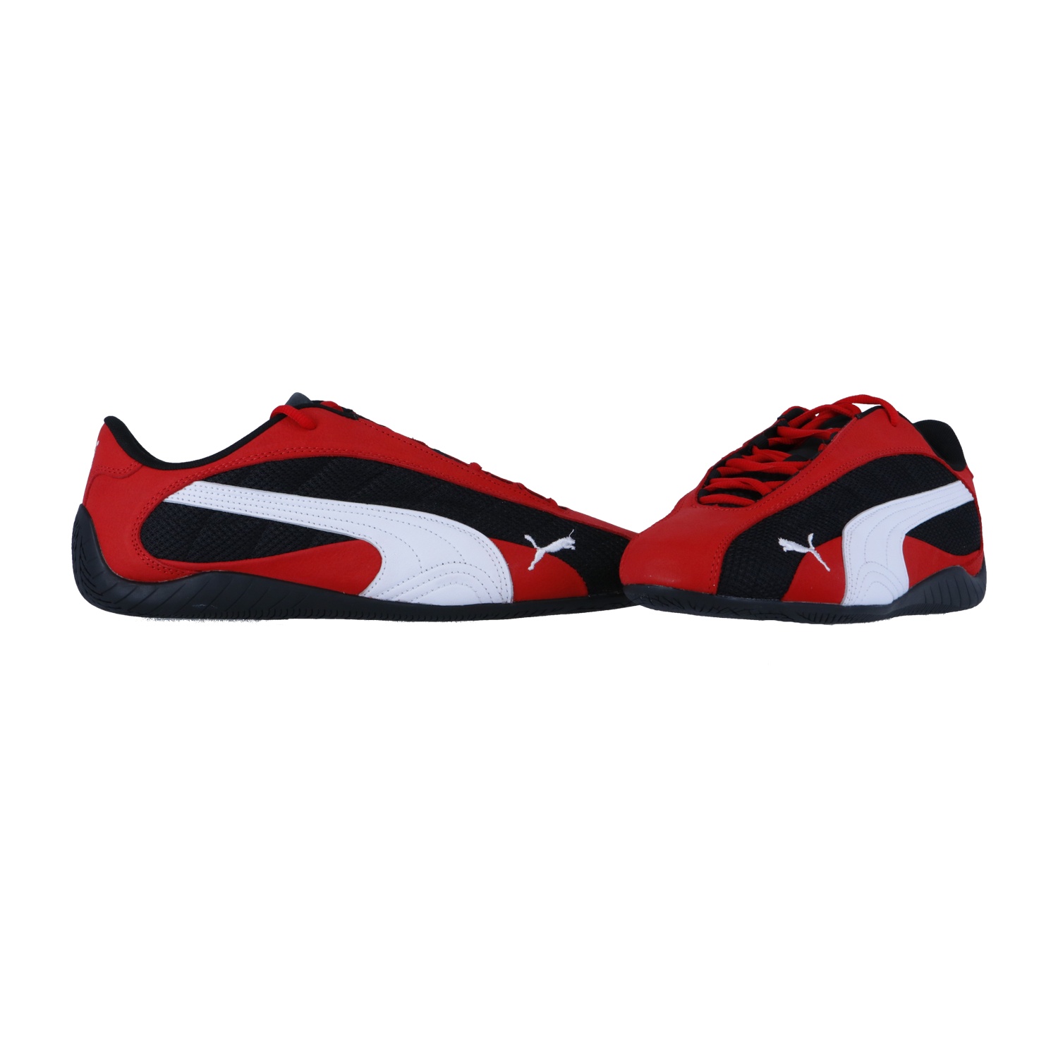Ein Paar Puma Speedcat Plus Turnschuhe in den Farben Rot, Schwarz und Weiß sind auf einem weißen Hintergrund abgebildet; ein Schuh steht aufrecht, während der andere auf der Seite liegt.