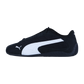 Der Puma Speedcat Plus ist ein schwarzer Motorsport-Sneaker mit einem weißen Puma-Logo-Streifen, schwarzen Schnürsenkeln und einer strukturierten Gummisohle, die auf einem schlichten weißen Hintergrund für einen klassischen, vom Rennsport inspirierten Look sorgt.