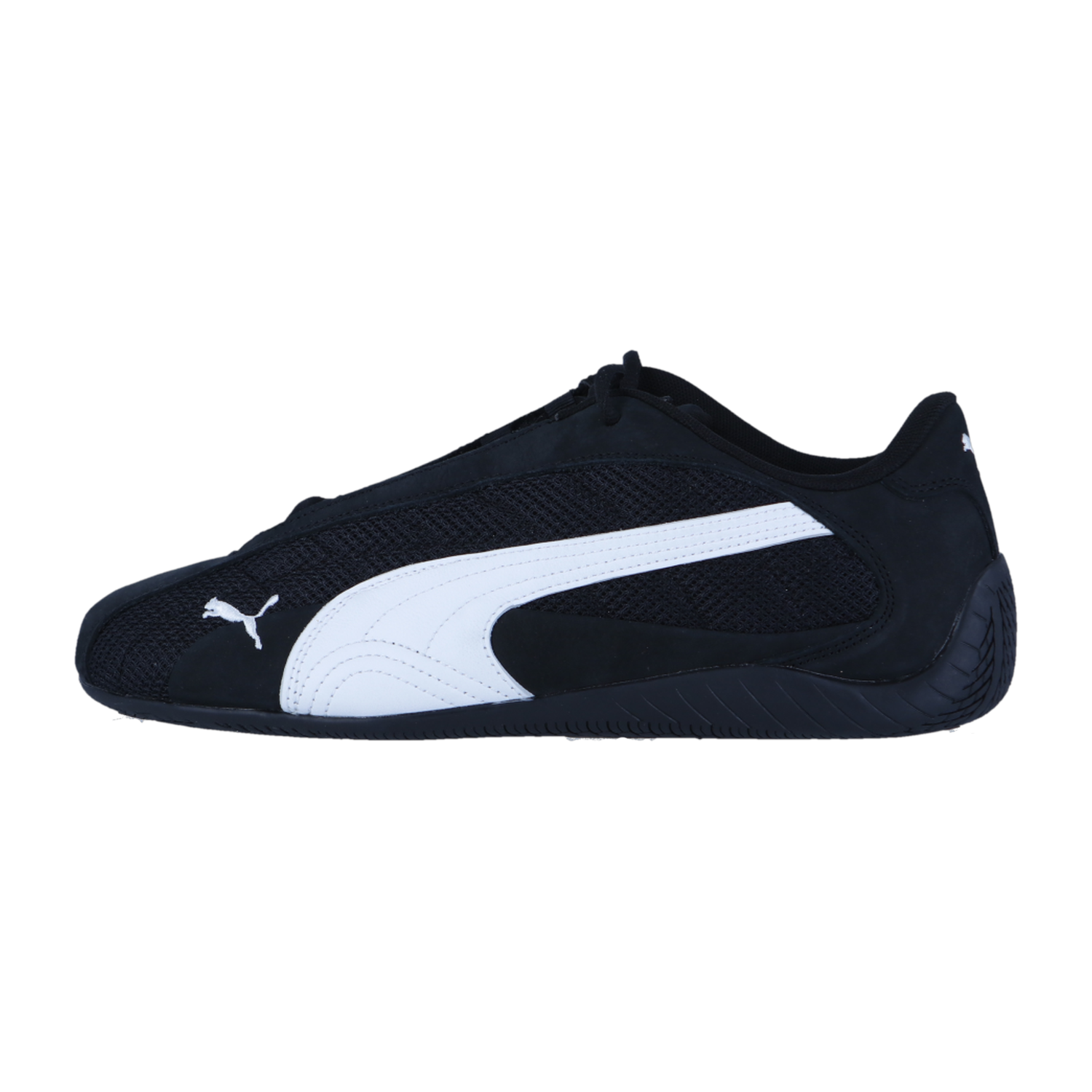 Der Puma Speedcat Plus ist ein schwarzer Motorsport-Sneaker mit einem weißen Puma-Logo-Streifen, schwarzen Schnürsenkeln und einer strukturierten Gummisohle, die auf einem schlichten weißen Hintergrund für einen klassischen, vom Rennsport inspirierten Look sorgt.