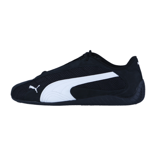 Der Puma Speedcat Plus ist ein schwarzer Motorsport-Sneaker mit einem weißen Puma-Logo-Streifen, schwarzen Schnürsenkeln und einer strukturierten Gummisohle, die auf einem schlichten weißen Hintergrund für einen klassischen, vom Rennsport inspirierten Look sorgt.