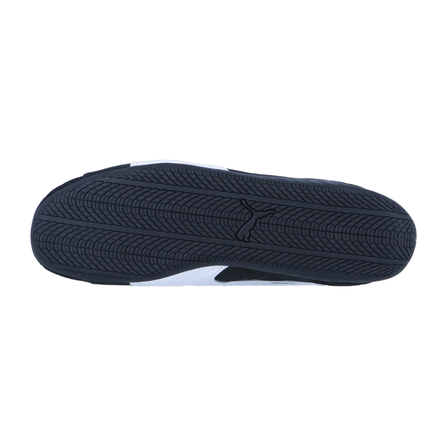 Die schwarze Gummisohle des Puma Speedcat Plus hat ein strukturiertes, wellenförmiges Profil und ein kleines Tierlogo in der Mitte - ein vom Rennsport inspiriertes Detail, das von unten auf weißem Grund sichtbar ist.