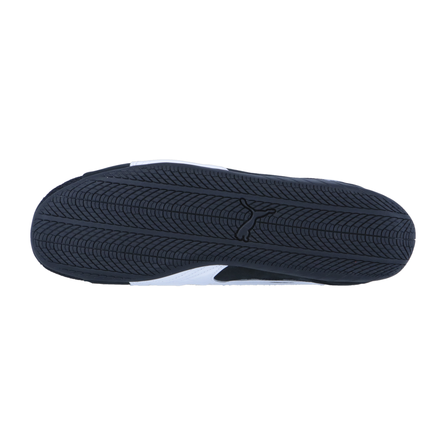 Die schwarze Gummisohle des Puma Speedcat Plus hat ein strukturiertes, wellenförmiges Profil und ein kleines Tierlogo in der Mitte - ein vom Rennsport inspiriertes Detail, das von unten auf weißem Grund sichtbar ist.