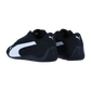 Ein Paar Puma Speedcat Plus Motorsport-Sneakers in Schwarz mit weißen Logos und Seitenstreifen, dargestellt von hinten und von der Seite auf einem schlichten weißen Hintergrund.