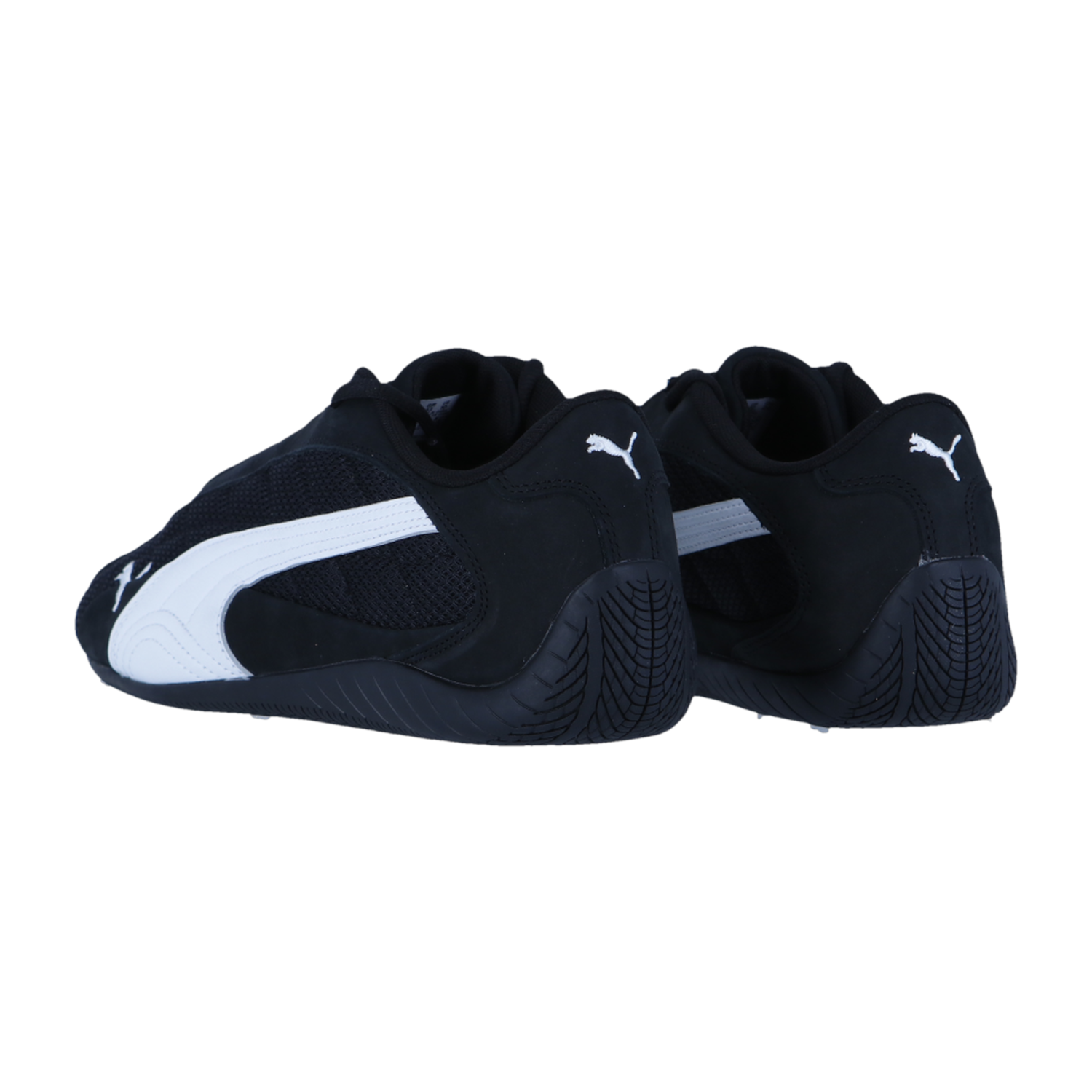 Ein Paar Puma Speedcat Plus Motorsport-Sneakers in Schwarz mit weißen Logos und Seitenstreifen, dargestellt von hinten und von der Seite auf einem schlichten weißen Hintergrund.