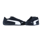 Ein Paar schwarze Puma Speedcat Plus Motorsport-Sneakers mit weißen Logostreifen, die nebeneinander auf einem schlichten weißen Hintergrund abgebildet sind.