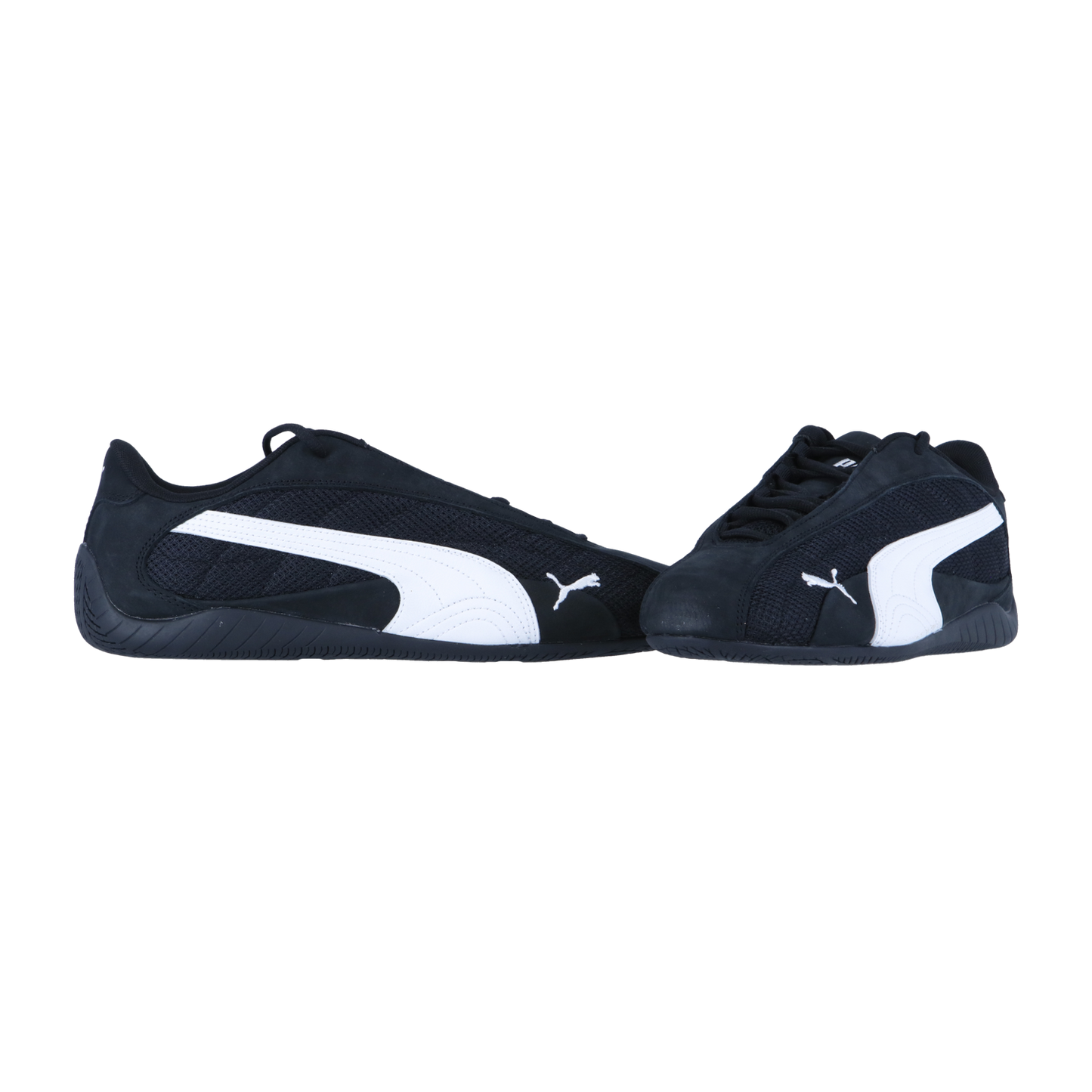 Ein Paar schwarze Puma Speedcat Plus Motorsport-Sneakers mit weißen Logostreifen, die nebeneinander auf einem schlichten weißen Hintergrund abgebildet sind.