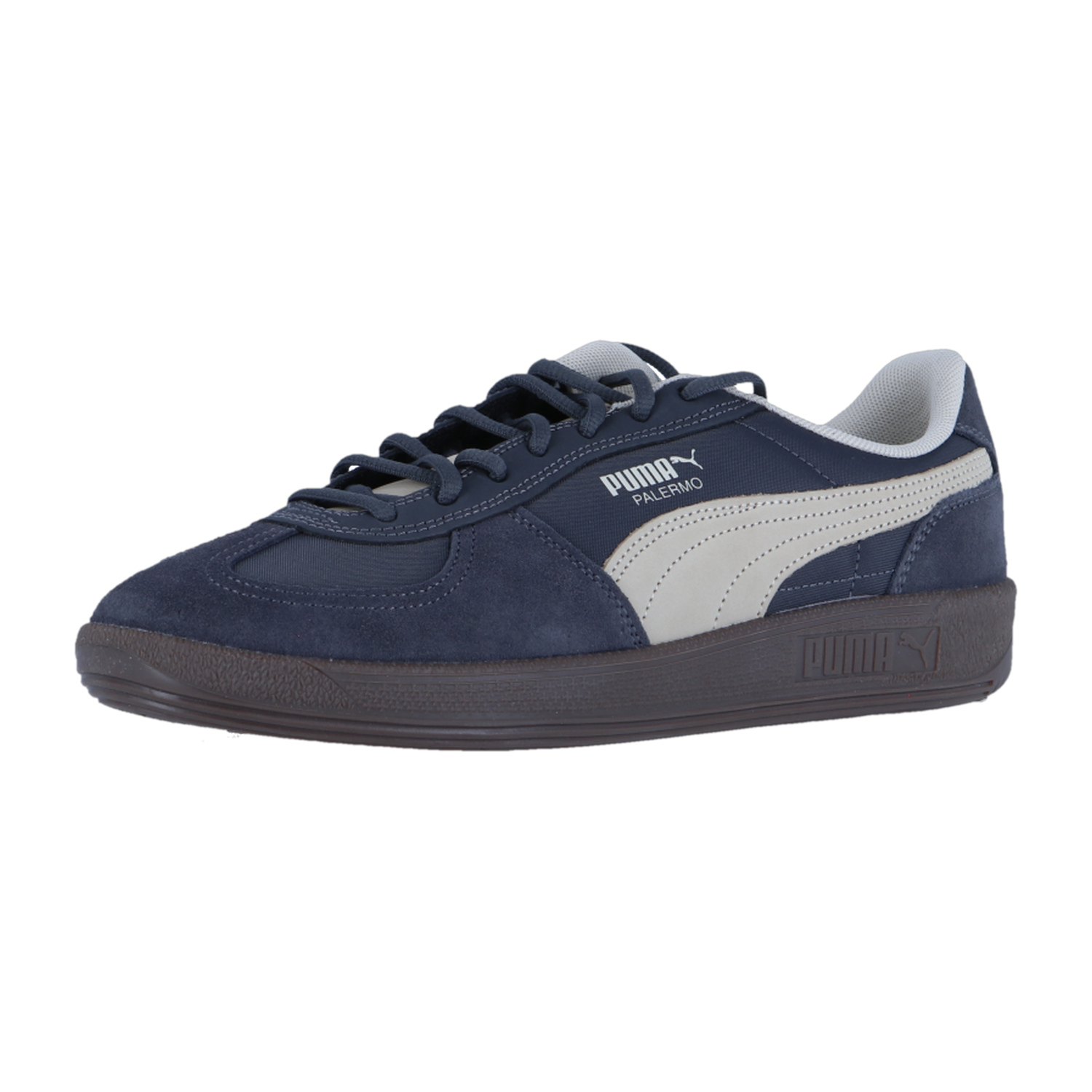 Der Puma Palermo Pop Retro-Sneaker in Marineblau hat ein weißes Logo und Streifen, eine schwarze Sohle und ein graues Innenfutter. Er ist Teil der kultigen Terrace-Kollektion und steht auf weißem Grund.