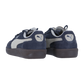 Die Puma Palermo Pop Sneakers haben marineblaues Wildleder, weiße Seitenstreifen mit Logo, dunkelbraune Gummisohlen und sind vor einem weißen Hintergrund zu sehen.
