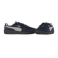 Ein Paar Puma Palermo Pop Turnschuhe in Marineblau mit weißen Streifen und schwarzer Sohle, dargestellt auf einem schlichten weißen Hintergrund.