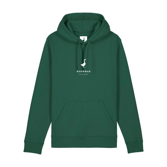 Der Schuettberg Hoodie von Der Stall kommt in waldgrünem Khaki, hergestellt aus Bio-Baumwolle und recyceltem Polyester. Zur Ausstattung gehören eine Fronttasche, eine verstellbare Kapuze mit Kordelzug und ein weißes Schwanenlogo über "ONSBAND OUIST BODY" auf der Brust.