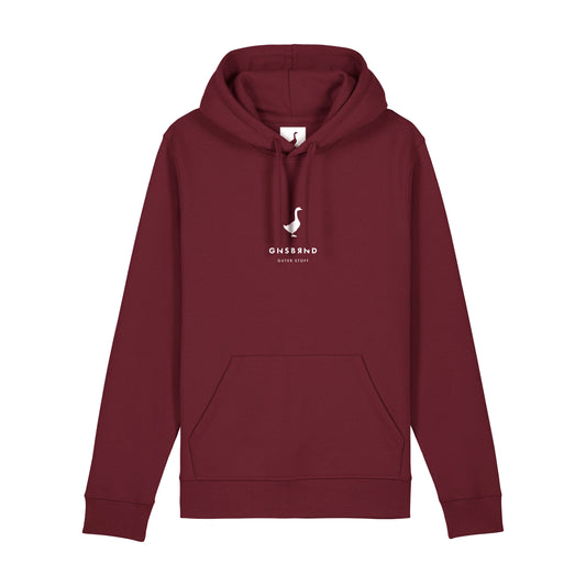 Der Schuettberg Hoodie von Der Stall ist ein kastanienbraunes Sweatshirt aus Bio-Baumwolle mit Kapuze, Vordertasche und weißem, minimalistischem Katzenlogo sowie den Texten "CHSBAND" und "quiet story" auf der Brust.