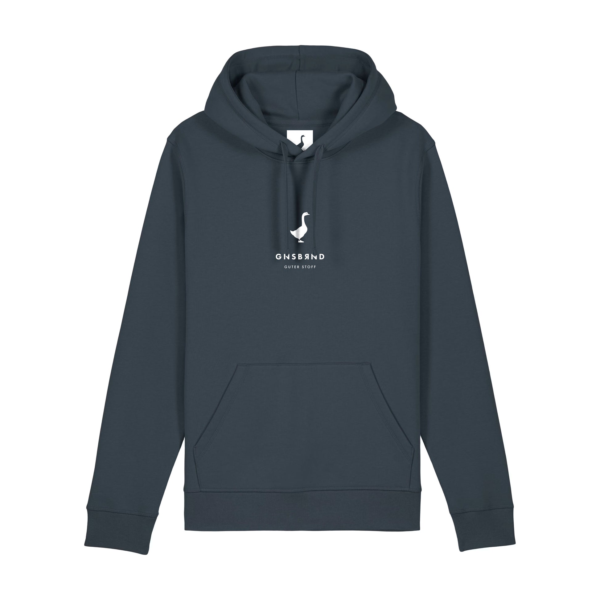 Der Schuettberg Hoodie von Der Stall ist ein dunkelblaues Kapuzensweatshirt mit einer Fronttasche, hergestellt aus recyceltem Polyester und mit einem kleinen weißen Schwanenlogo über "ONS BAND OSTER STORY" auf der Brust.