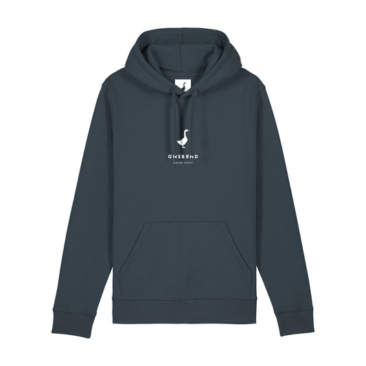 Der Schuettberg Hoodie von Der Stall ist ein dunkelblaues Kapuzensweatshirt mit einer Fronttasche, hergestellt aus recyceltem Polyester und mit einem kleinen weißen Schwanenlogo über "ONS BAND OSTER STORY" auf der Brust.