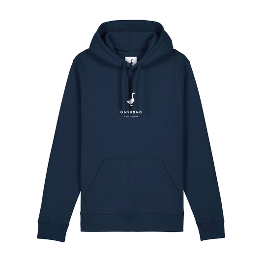 Der Schuettberg Hoodie von Der Stall ist ein marineblauer Kapuzenpullover aus recyceltem Polyester mit einer Fronttasche und einem weißen Schwanenlogo mit "GNSSAND OCEAN STORY" auf der Brust.