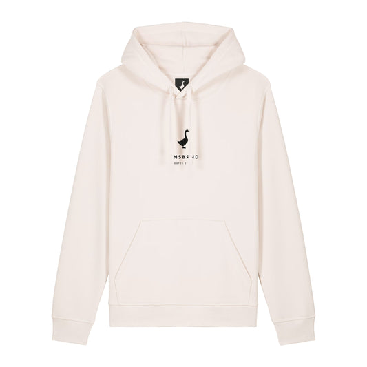 Der Schuettberg Hoodie von Der Stall ist ein hellbeiger, khakifarbener Kapuzenpulli mit einer Fronttasche und einer minimalistischen schwarzen Katzengrafik über "NS S B ND" und "ESTD 13", gefertigt aus Bio-Baumwolle für hohen Tragekomfort.