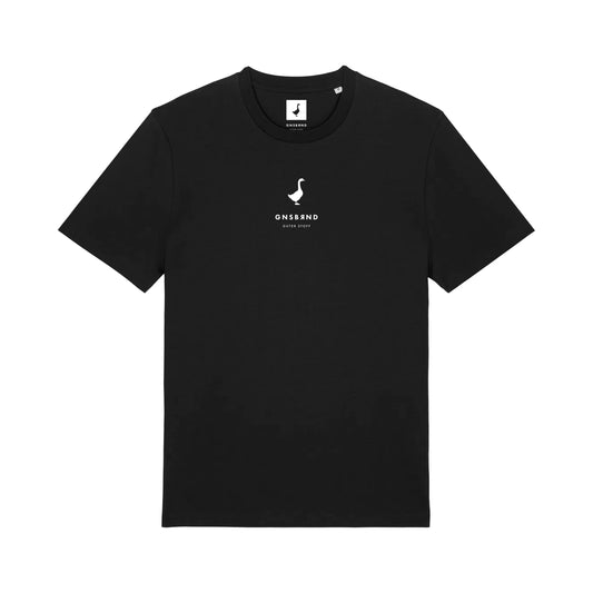 Das Liebesdorf Shirt von GNSBRND ist ein schwarzes Unisex-T-Shirt aus weicher Bio-Baumwolle, das ein kleines weißes Logo mit "GNSS&ND" und "EST. 2020" mittig auf der Brust.