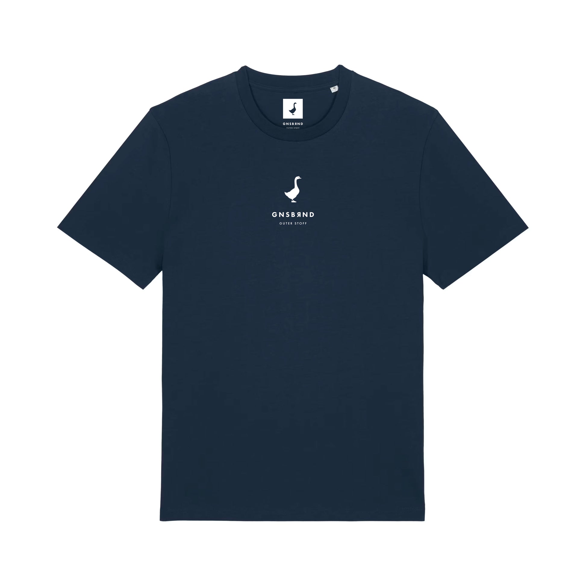 Das GNSBRND Liebesdorf Shirt ist ein schlichtes, marineblaues T-Shirt aus Bio-Baumwolle mit einem kleinen, weißen Seepferdchen-Logo und dem Schriftzug "GNS&ND" und "ESTD 2020" mittig auf der Brust. Klassische Unisex-Passform für täglichen Komfort.