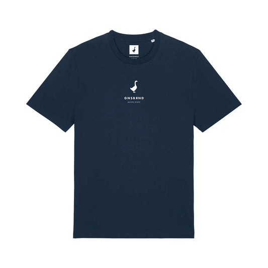Das GNSBRND Liebesdorf Shirt ist ein schlichtes, marineblaues T-Shirt aus Bio-Baumwolle mit einem kleinen, weißen Seepferdchen-Logo und dem Schriftzug "GNS&ND" und "ESTD 2020" mittig auf der Brust. Klassische Unisex-Passform für täglichen Komfort.