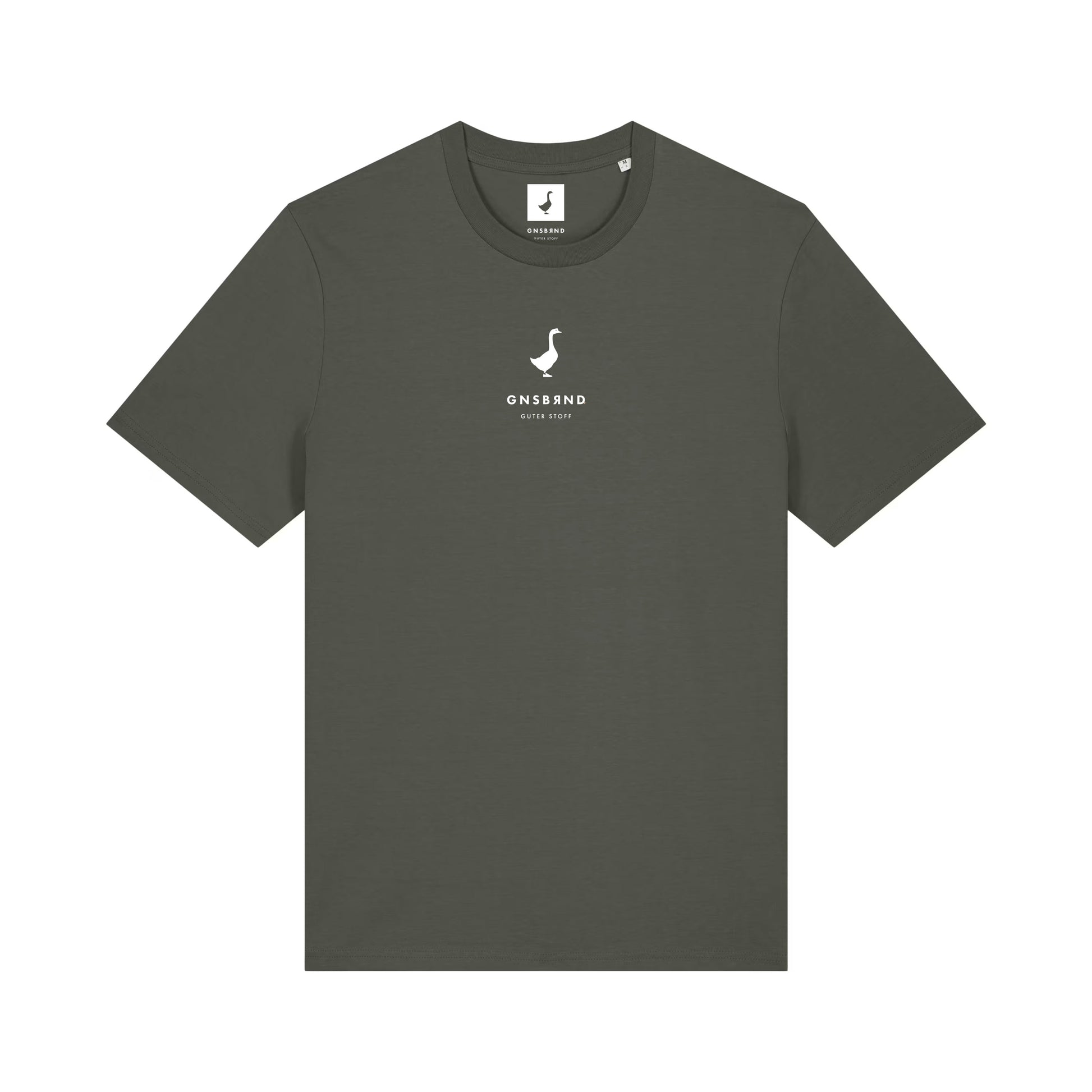 Das Liebesdorf Shirt von GNSBRND ist ein dunkelgrünes Unisex-Kurzarm-Shirt aus weicher Bio-Baumwolle mit einem kleinen weißen Seepferdchen-Logo und "GNS&ND NEVER ENDS" auf der Brust sowie einem weißen Markenschild im Nacken.
