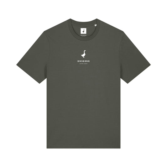 Das Liebesdorf Shirt von GNSBRND ist ein dunkelgrünes Unisex-Kurzarm-Shirt aus weicher Bio-Baumwolle mit einem kleinen weißen Seepferdchen-Logo und "GNS&ND NEVER ENDS" auf der Brust sowie einem weißen Markenschild im Nacken.