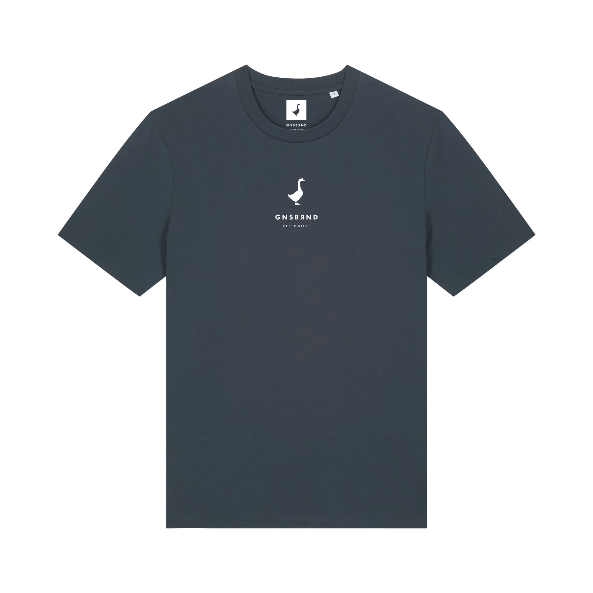 Das Liebesdorf Shirt von GNSBRND ist ein dunkelgraues, kurzärmeliges Unisex-T-Shirt aus weicher Bio-Baumwolle mit einem kleinen weißen "GNSS&ND ESTD 2009"-Logo auf der Brust und einem Rundhalsausschnitt mit Innenetikett.