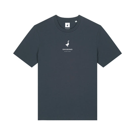 Das Liebesdorf Shirt von GNSBRND ist ein dunkelgraues, kurzärmeliges Unisex-T-Shirt aus weicher Bio-Baumwolle mit einem kleinen weißen "GNSS&ND ESTD 2009"-Logo auf der Brust und einem Rundhalsausschnitt mit Innenetikett.