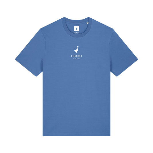 Das Liebesdorf Shirt von GNSBRND ist ein blaues Kurzarm-T-Shirt aus Bio-Baumwolle mit einem kleinen weißen Logo und ONS&OND-Text auf der Brust sowie "EST. 2022" unter einem minimalistischen weißen Seepferdchen. Klassische Unisex-Passform, flach auf weißem Hintergrund abgebildet.