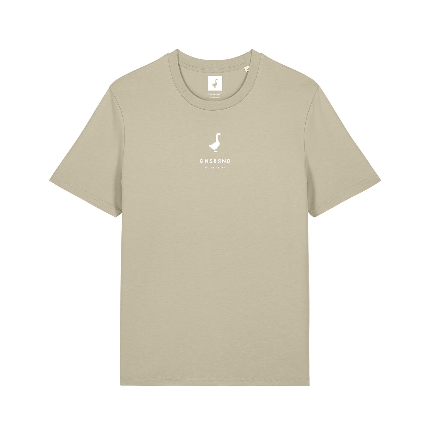Das Liebesdorf Shirt von GNSBRND ist ein beiges Unisex-T-Shirt aus weicher Bio-Baumwolle mit einem kleinen weißen Enten-Logo und dem ONSBRND ESTD. 2020 auf der Brust gedruckt. Flach auf weißem Hintergrund abgebildet.
