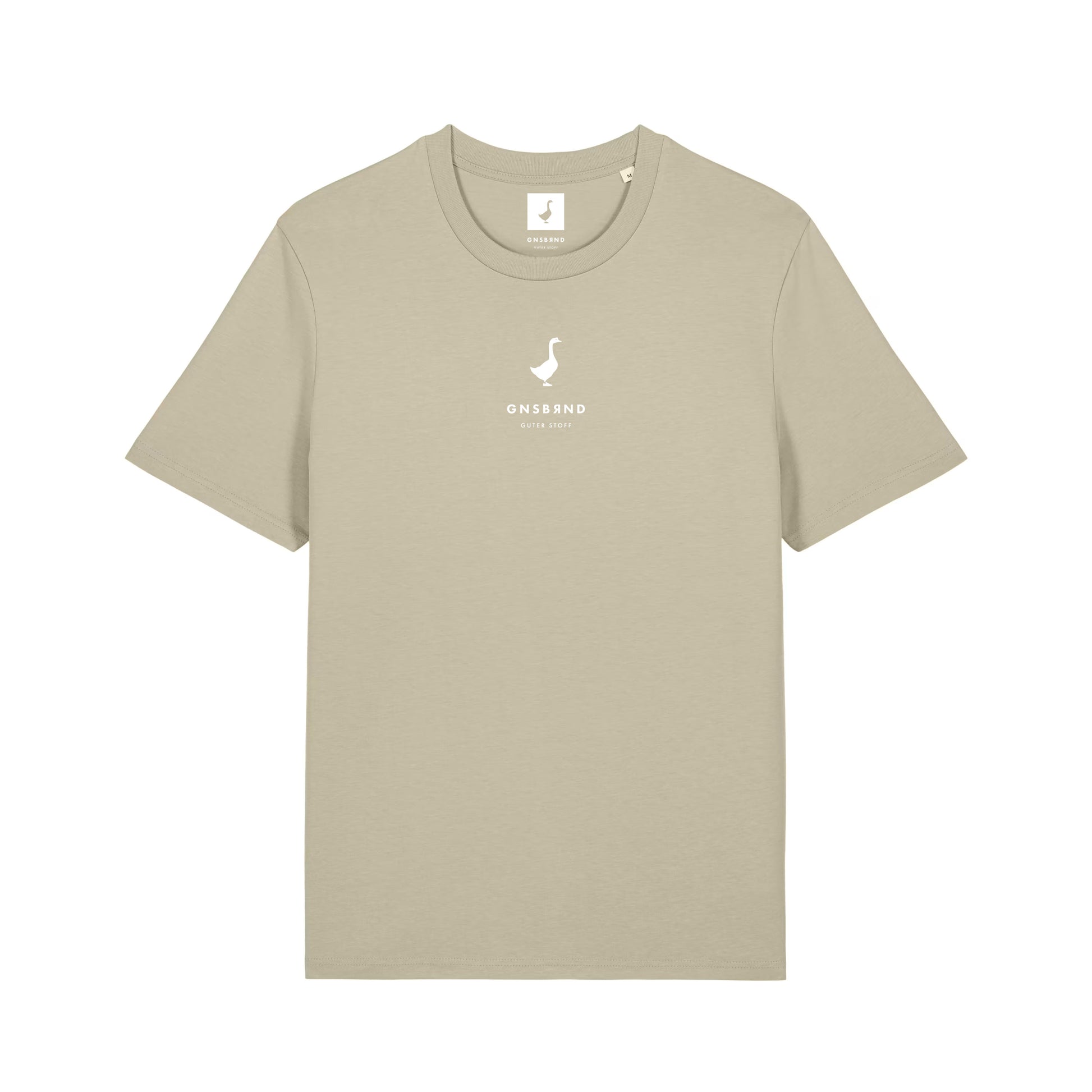 Das Liebesdorf Shirt von GNSBRND ist ein beiges Unisex-T-Shirt aus weicher Bio-Baumwolle mit einem kleinen weißen Enten-Logo und dem ONSBRND ESTD. 2020 auf der Brust gedruckt. Flach auf weißem Hintergrund abgebildet.