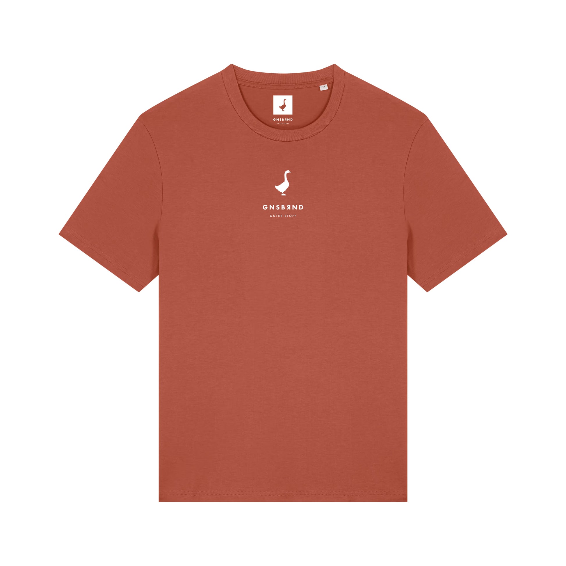 Das Liebesdorf Shirt von GNSBRND ist ein rostfarbenes T-Shirt mit weißem "ONS&OND" Brustaufdruck. Es ist aus Bio-Baumwolle gefertigt, hat eine Unisex-Passform, einen Rundhalsausschnitt und ein kleines Etikett am Halsausschnitt.