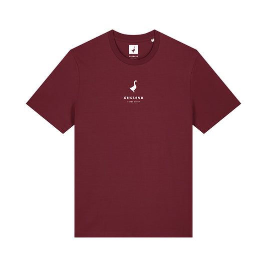 Das Liebesdorf Shirt von GNSBRND ist ein schlichtes kastanienbraunes Unisex-T-Shirt aus Bio-Baumwolle. Es hat kurze Ärmel und ein kleines weißes Logo mit "GNSSAND SINCE 2019" mittig auf der Brust.