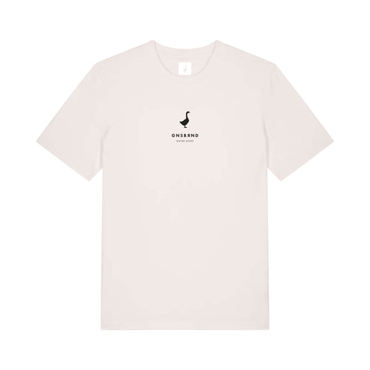 Das GNSBRND Liebesdorf Shirt ist ein unisex-fit T-Shirt in schlichtem Weiß, mit kleinem schwarzen abstrakten Logo und "GNS&BRND ESTD 2020" auf der Brust, aus weicher Bio-Baumwolle für angenehmen Tragekomfort im Alltag.