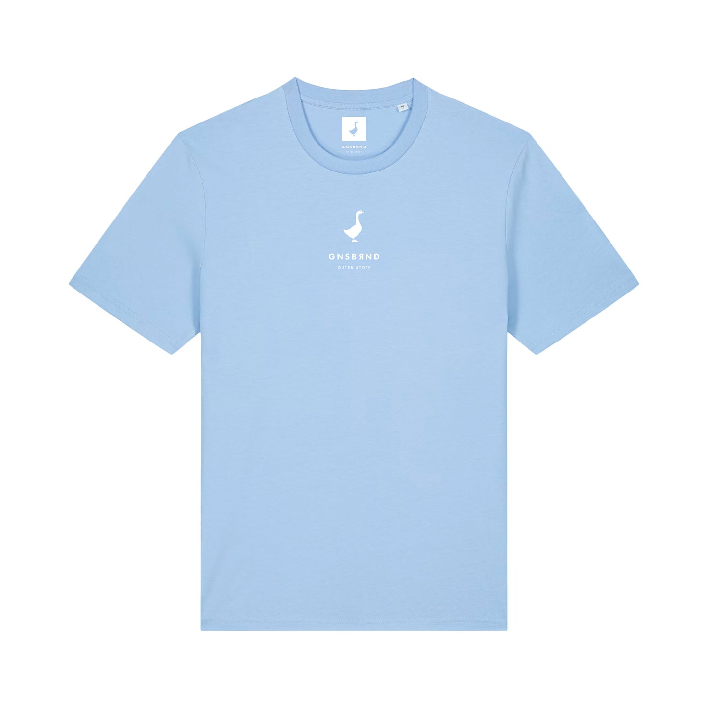 Das hellblaue Liebesdorf Shirt von GNSBRND ist ein bequemes Unisex-T-Shirt mit einem kleinen weißen Logo, Text und einer Schwanengrafik darüber. Es ist aus Bio-Baumwolle gefertigt und hat ein Markenetikett im Kragen; es ist flach auf weißem Hintergrund abgebildet.