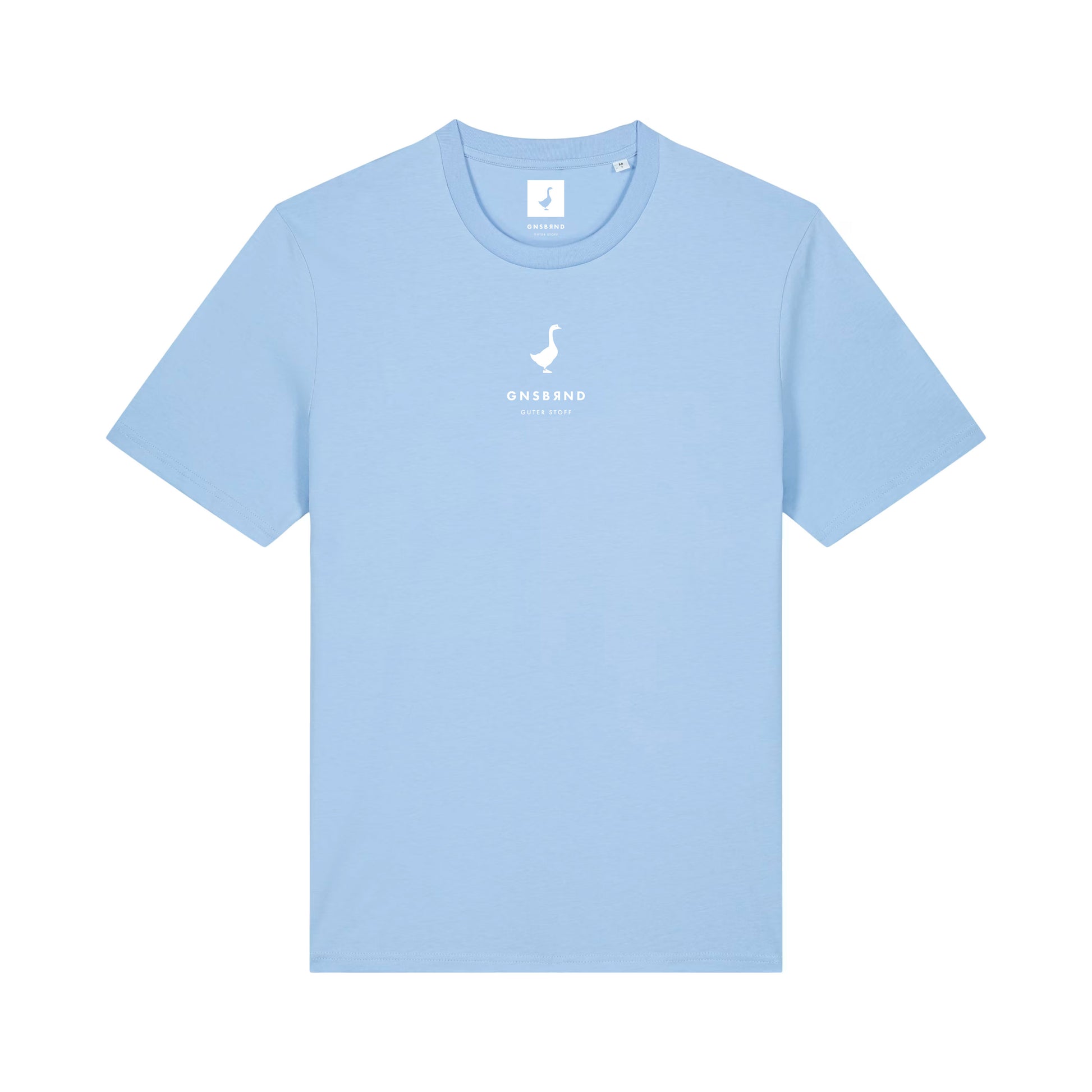 Das hellblaue Liebesdorf Shirt von GNSBRND ist ein bequemes Unisex-T-Shirt mit einem kleinen weißen Logo, Text und einer Schwanengrafik darüber. Es ist aus Bio-Baumwolle gefertigt und hat ein Markenetikett im Kragen; es ist flach auf weißem Hintergrund abgebildet.