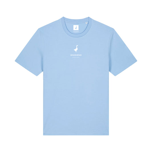 Das hellblaue Liebesdorf Shirt von GNSBRND ist ein bequemes Unisex-T-Shirt mit einem kleinen weißen Logo, Text und einer Schwanengrafik darüber. Es ist aus Bio-Baumwolle gefertigt und hat ein Markenetikett im Kragen; es ist flach auf weißem Hintergrund abgebildet.