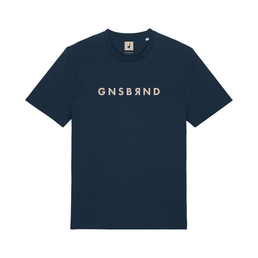 Das GNSBRND Seibotenberg Shirt ist ein navyblaues Unisex-T-Shirt aus weicher Bio-Baumwolle mit hellbeigen Großbuchstaben auf der Brust für einen bequemen, stilvollen Alltagslook.