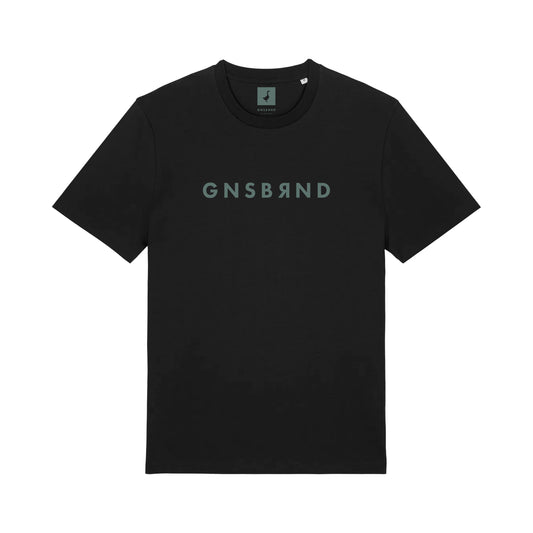 Das Seibotenberg Shirt von GNSBRND ist ein schwarzes Unisex-T-Shirt aus weicher Bio-Baumwolle mit dem GNSBRND-Logo in minimalistischen, gedämpften grünen Großbuchstaben auf der Brust.