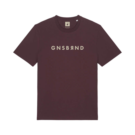 Das Seibotenberg Shirt von GNSBRND ist ein schlichtes, dunkelkastanienbraunes Unisex-T-Shirt aus Bio-Baumwolle mit einem großen, beigen GNSBRND-Schriftzug auf der Brust.